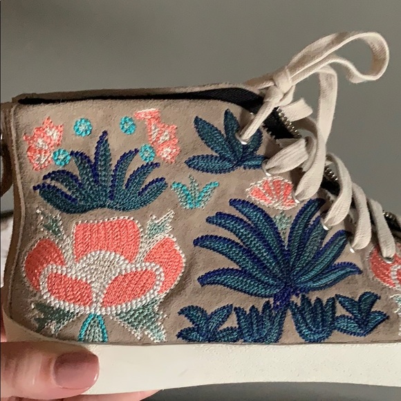 🌸 Rebecca Minkoff Zaina NIB Embroidered Sneakers - Picture 3 of 8